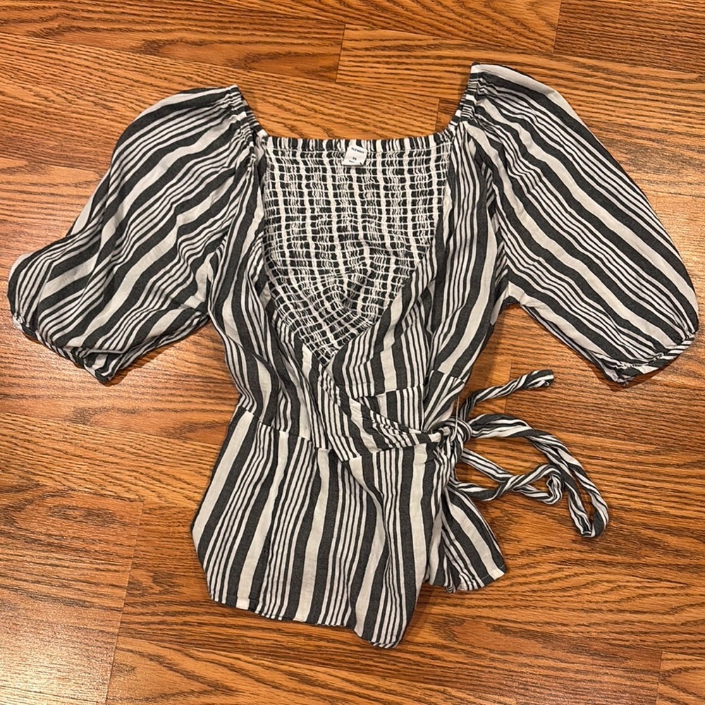 Old Navy Black and White Puff Sleeve Blouse with Smocked Tie Front